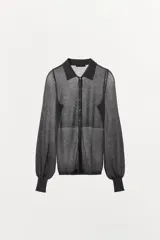 Polo de punto con hilo metalizado, de color gris oscuro, cuello solapa, manga larga con puños ajustados y cierre frontal de botones.
