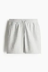 Short de felpa liviana con interior cepillado, cintura elástica con cordón de ajuste, bolsillos laterales y bolsillo trasero.