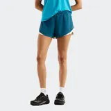 Short deportivo New Balance de color azul, confeccionado con tejido que absorbe la humedad y cuenta con tecnología NB DRY. Presenta cintura elástica, dobladillo en contraste, bolsillos externos y detalles reflectantes.