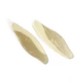 Aros colgantes con forma de hoja alargada, color beige con detalles dorados.