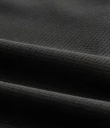 Bermuda deportiva masculina de color azul marino, con cintura elástica y cordón ajustable, bolsillos laterales con cierre y tecnología Dry para mayor transpirabilidad.