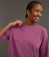 Remera de corte cropped confeccionada en algodón, con cuello redondo y mangas cortas. Presenta un diseño básico y versátil de calce holgado.