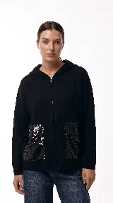 Campera negra de punto con capucha, cierre frontal y bolsillos frontales decorados con lentejuelas negras.