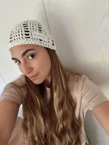 Gorro tipo casquete tejido a mano en crochet con hilo de algodón y lurex.