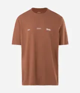 Remera de algodón color marrón con cuello redondo y mangas cortas. Presenta una estampa gráfica en la espalda con un diseño de paisaje montañoso y tipografía en color blanco.