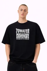 Remera negra de corte oversize, con cuello redondo y estampa frontal en blanco y gris con diseño gráfico.