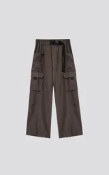 Pantalón cargo de silueta oversize, color marrón oscuro, confeccionado en tejido técnico liviano de poliéster. Presenta cintura elástica y múltiples bolsillos funcionales tipo cargo en las piernas. Incluye un cinturón de cinta negra con hebilla de plástico.