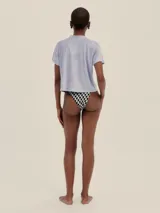 Top de manga corta color beige claro, confeccionado en tela toalla texturizada, con cuello redondo y corte crop.