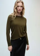 Jersey de punto fino en color verde oliva, con cuello redondo, manga larga y diseño recto de corte clásico.
