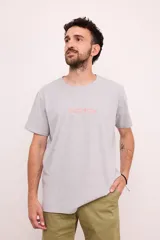 Remera blanca de manga corta con cuello redondo y un pequeño logo estampado en el pecho.