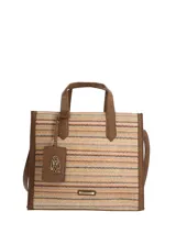 Cartera tipo tote de Hush Puppies con diseño de rayas en zigzag en tonos tierra y beige. Presenta detalles en cuero sintético marrón en las asas, bordes y base. Incluye un colgante decorativo con el logo de la marca y una placa metálica frontal.