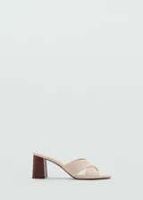 Sandalia de tacón bloque color beige, con diseño de tiras cruzadas en el empeine y puntera abierta.