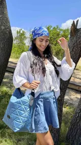 Cartera capitoneada color beige, con diseño geométrico y asa resistente. Amplia y cómoda, ideal para el uso diario.