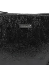 Cartera tipo sobre de cuero color negro con efecto craquelado, cierre superior y tira de mano corta desmontable con gancho metálico. Incluye detalle de placa metálica con el logo de la marca en el frente.