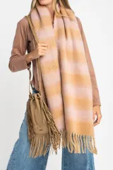 Pañuelo de textura suave y ligera con diseño de rayas horizontales en tonos rosados y tostados.