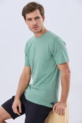 Remera lisa de manga corta y cuello redondo, color gris oscuro, de calce cómodo con pequeño logo bordado en el pecho.