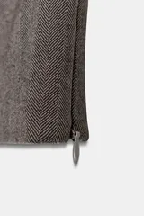 Top bustier corsetero color gris oscuro, con escote recto, solapa y hombros descubiertos. Presenta falsos botones forrados a tono en el frente y cierre lateral con cremallera oculta.