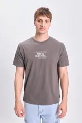 Remera gris de manga corta con estampa frontal tipográfica con la leyenda "City of New York".