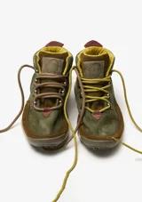 Calzado de trekking Satorisan modelo Kiso Premium, en tonos verde militar, marrón y suela tostada con detalles moteados. Diseño de caña media con cordones de alpinista y ganchos metálicos.