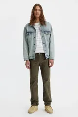 Pantalón Levi's® 505 de corte regular fit, color verde oliva, con bragueta de cierre y estilo clásico de pierna recta.