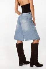 Bermuda de denim de silueta amplia y relajada, en lavado celeste vintage, con bolsillos traseros y trabillas para cinto.