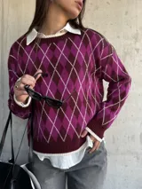 Sweater de tejido de punto con diseño de rombos en tonos bordó y magenta, con cuello redondo y terminaciones en color crema.