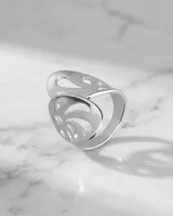 Anillo de plata 925 con diseño calado y acabado satinado, de gran presencia y forma ancha.