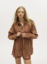 Short de corte oversize tipo bóxer con pretina elástica, confeccionado en lino sublimado con estampado de rayas verticales en tonos marrón y beige.