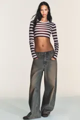 Top corto de manga larga con cuello redondo y bajo recto, confeccionado en hilatura de algodón con rayas horizontales marrones y rosadas.