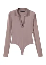 Body de manga larga color malva, con cuello tipo polo y escote en V pronunciado.