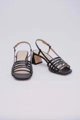 Sandalias de cuero doradas con tiras finas horizontales en el empeine, pulsera con hebilla al tobillo y tacón cuadrado.