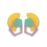 Aros colgantes con forma geométrica, con semicírculo amarillo, hexágono verde agua y romboide lila.