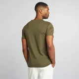 Remera lisa color verde militar, corte ajustado (muscle fit) y cuello redondo.