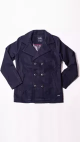Saco de paño para hombre, estilo pea coat, de color azul marino. Presenta diseño de doble botonadura, solapas clásicas, bolsillos laterales y forro interior capitoneado.