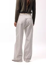 Jean wide leg color natural, de tiro medio con bolsillos delanteros amplios y silueta fluida.