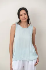 Musculosa de satén gris con frente de satén y espalda de algodón, de corte holgado y escote redondo.