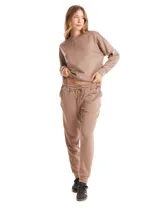 Jogger deportivo de corte holgado, con cintura elástica y lazo de ajuste, bolsillos laterales y puños elásticos en los tobillos.