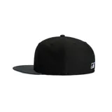 Gorra tipo cap de seis paneles con visera plana, color negro. Presenta el logo de los Detroit Tigers bordado en el frente y un parche conmemorativo de la World Series 2006 en el lateral.
