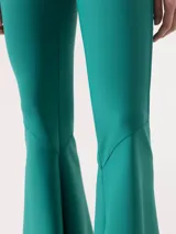 Pantalón Oxford color verde esmeralda, con cierre lateral y recortes que aportan volumen en la parte inferior.