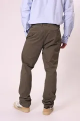 Pantalón chino color verde oliva, de corte recto y tiro medio.