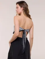 Pañuelo triangular de satén estampado a rayas en blanco y negro.