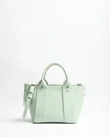 Cartera chica tipo tote de cuero sintético color verde menta, con doble asa de mano, correa ajustable y desmontable, y detalles metálicos plateados.