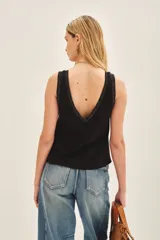 Musculosa blanca de lino y viscosa con escote en V y detalles de lurex plateado en el borde del escote y las sisas.