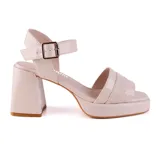 Sandalia de vestir Korium Modena color beige, con plataforma y taco cuadrado alto.