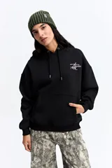 Buzo canguro negro con capucha regulable, bolsillo frontal y estampa gráfica en la espalda. Confeccionado en tejido de algodón y poliéster, con un fit relajado.