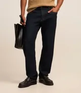 Pantalón de jean slim fit color azul oscuro, con bolsillos delanteros y traseros.