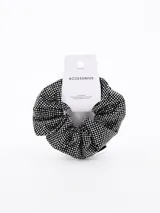 Colero de tela fruncida color negro, cubierto de strass plateado.