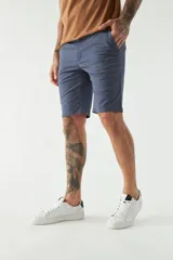 Bermuda tipo chino de gabardina con cierre de cremallera y botón, bolsillos laterales y traseros, y pasacintos en la cintura.