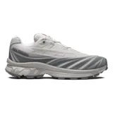 Championes Salomon XT-Evo de diseño técnico y deportivo, color gris, con detalles superpuestos y suela de gran tracción ideal para running y trekking.