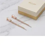 Caravanas colgantes de acero antialérgico con diseño lineal, compuestas por un cristal rectangular superior y una cadena fina con incrustaciones de cristales pequeños.